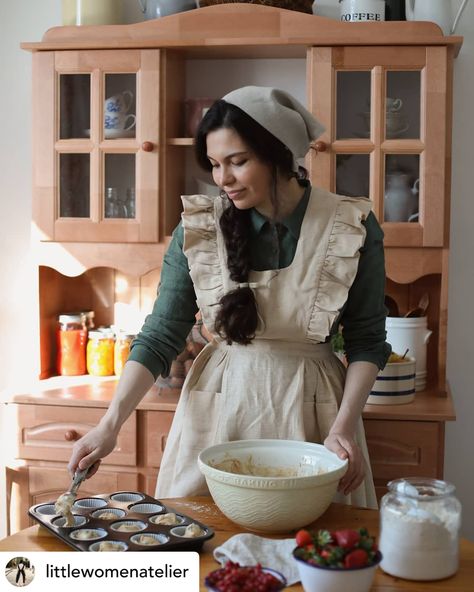 Bakery Kitchen, Pinafore Apron, Farm Lifestyle, Full Apron, Retro Looks, Cottagecore Outfits, Cake Photography, Coat Trends, Poses References