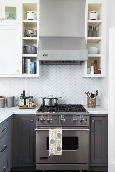 kitchen-chevron-gray-wallpaper-cabinets-b4fcc8f6 Kitchen Cabinet Trends, Unique Kitchen Backsplash, White Kitchen Backsplash, White Tile Backsplash, Kitchen Backsplash Ideas, Kitchen Tiles Design, Kabinet Dapur, Kitchen Backsplash Designs, Backsplash Designs