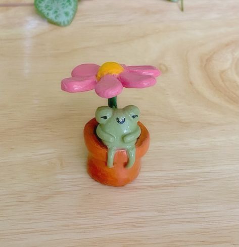 Wizard Frog Clay, Aesthetic Clay Figures, Silly Clay Things, Cute Clay Decor, Palmer Clay Ideas, Cute Clay Stuff, Creative Clay Ideas, Cute Clay Frog, Tiny Clay Creations