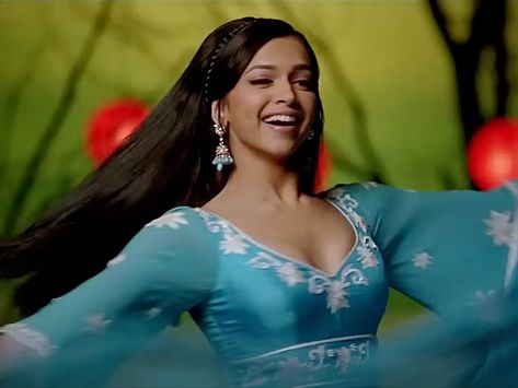 Deepika Padukone Om Shanti Om, Deepika Hairstyles, Deepika Padukone Movies, Vintage Bollywood Aesthetic, Bollywood Movie Songs, Nostalgic Aesthetic, Om Shanti, Om Shanti Om, 90s Bollywood