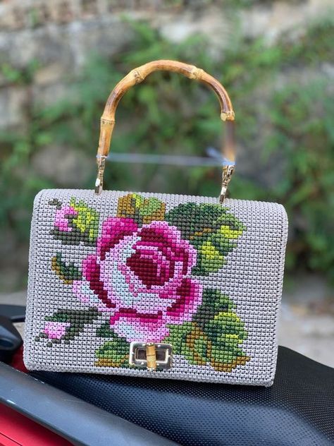 Purse Patterns Free, Canvas Bag Diy, Mochila Crochet, Crossbody Bag Pattern, Plastic Canvas Stitches, Flower Handbag, Beaded Cross Stitch, Crochet Wrap, Crochet Purse Patterns