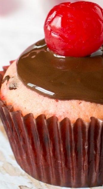 Chocolate Covered Cherry Muffins Pink Muffins, Maraschino Cherries Recipes, Chocolate Covered Cherry, Cherry Muffins, Maraschino Cherries, Savory Muffins, Cherry Desserts, Muffin Tin Recipes, Chocolate Covered Cherries