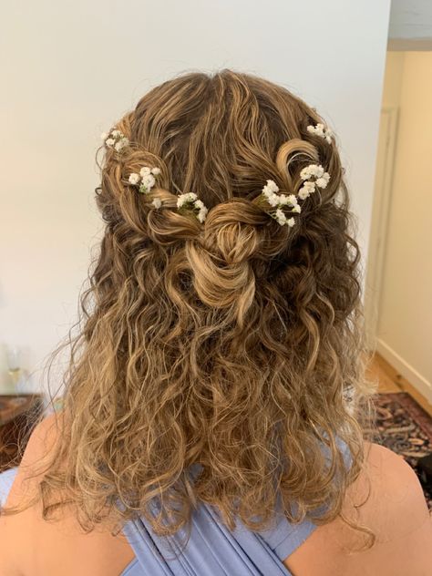 Short Curly Hair With Flowers, Bridesmaid Hairstyles Half Up Half Down With Flowers, Half Up With Flowers, Prom Hairstyles Flower Crown, Prom Hair Flowers Half Up, Prom Hairstyles Half Up Half Down Braid Brown Hair, Wedding Hairstyles Half Up Half Down Braid Boho Flower Crowns, Tangled Prom, Bridesmaid Hair Curly