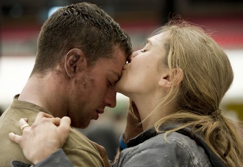 Aaron Taylor-Johnson and Elizabeth Olsen in Godzilla (2014). Aaron Johnson Taylor, Movie Kisses, Godzilla 2014, Aaron Johnson, Girlfriend Surprise, Aaron Taylor, Pietro Maximoff, Aaron Taylor Johnson, Film Images