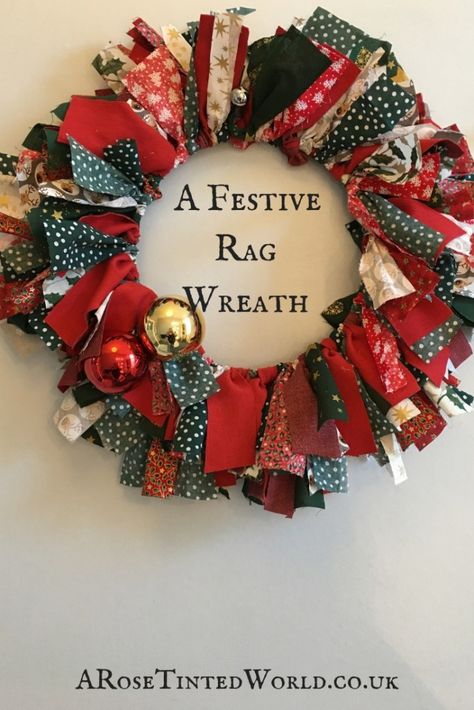 Fabric Wreaths, Rag Wreaths, Christmas Fabric Crafts, Rag Garland, Fabric Crafts Diy, Easy Diy Wreaths, Diy Fabric Crafts, Christmas Wreaths Diy Easy, Fabric Wreath