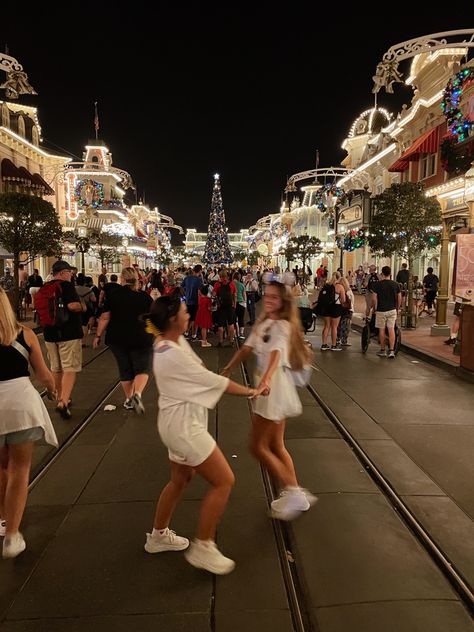 Disney Ride Picture Poses, Disney World Pics With Friends, Disneyworld Christmas Aesthetic, Disney With Best Friend, Pictures To Take At Disney, Walt Disney World Photo Ideas, Magic Kingdom Photo Ideas, Disney Besties, Disney World Aesthetic