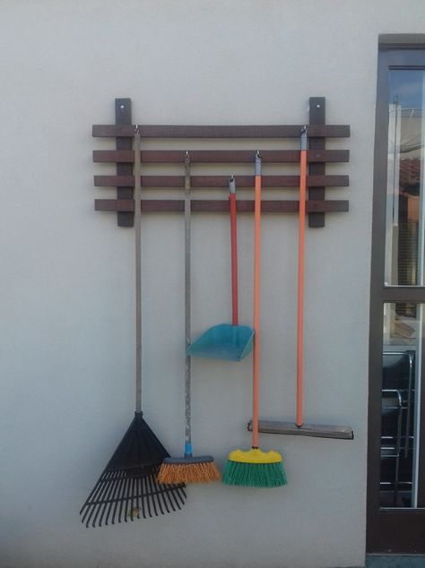 Broom Organizer, Pallet Home Decor, Mail And Key Holder, Wall Art Diy Paint, Tool Storage Diy, Creation Art, Organisation Hacks, Garden Tool Storage, Diy Garage Storage