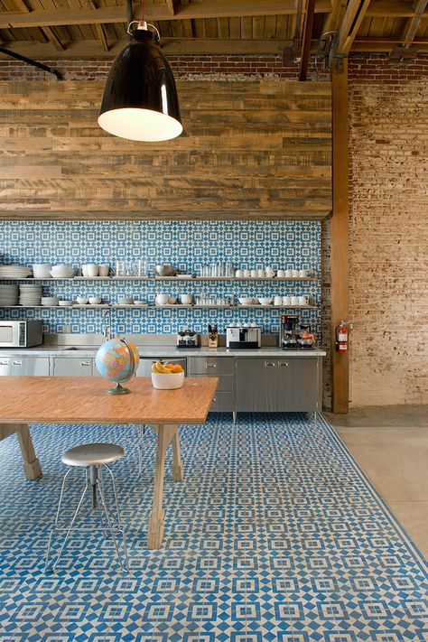 blue-tiled kitchen floor and backsplash Loft Kitchen, Encaustic Tile, Design Del Prodotto, Blue Tiles, White Tiles, Counter Tops, Style At Home, On The Floor, Home Fashion