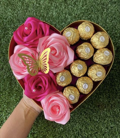 Business Gift Baskets, Forever Flower Bouquets, Satin Flowers Diy, Ribbon Flowers Bouquet, Chocolate Flowers Bouquet, Candy Bouquet Diy, Valentine Bouquet, Bouquet Box, Diy Ribbon Flowers