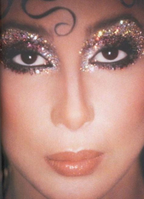 Kevyn Aucoin: icónico | MakeUpArgentina -Paola Rodriguez- Cher Makeup, 70s Disco Makeup, Moda Disco, 1970s Makeup, Mode Disco, Look Disco, Disco Makeup, 70s Mode, Silvester Make Up