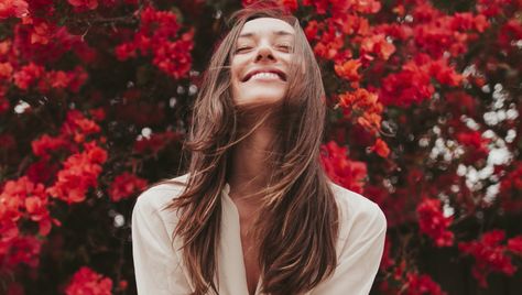 Julia Trotti, Digital Film, Portrait Photography Poses, Foto Poses, Shooting Photo, Photography Tutorials, Photography Inspo, Photoshoot Poses, Red Flowers