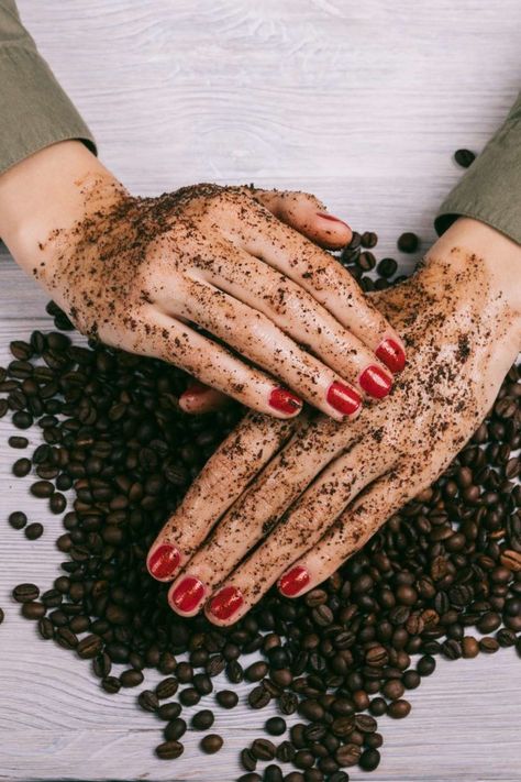 Coffee for skin and hair: 8 benefits and how to use it Coffee For Skin, Diy Coffee Scrub, Coffee Scrub Recipe, Coffee Scrub Diy, Smooth Glowing Skin, Coffee Body Scrub, Coconut Coffee, Red Algae, Facial Scrub