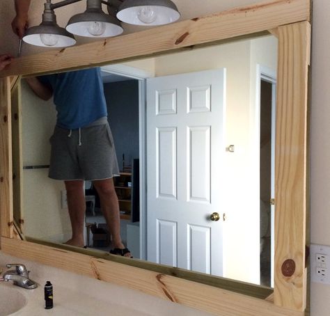 If+you+want+to+update+your+boring+mirror+without+removing+it,+look+what+to+do+instead: Bathroom Frames, Distressed Wood Mirror, Rustic Mirror Frame, Mirrors Diy, Farmhouse Bathroom Mirrors, Do It Yourself Decoration, Bathroom Mirror Makeover, Future Bathroom, Bathroom Mirrors Diy