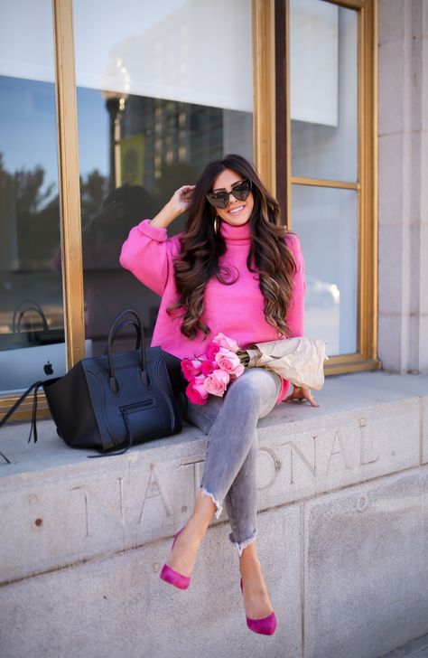 Vibrant pops of pin for fall season 2018. Fall fashion trends: oversized turtleneck sweater, high waisted denim, cat eye heart sunglasses. Emily Gemma, The Sweetest Thing Blog, #EmilyGemma #fallstyle #falloutfit #fallfashion #pink #sweater #oversized Womens Fall Fashion 2022 Trends, Fall Fashion 2022 Trends, Fashion Trends Fall, Fall Fashion 2022, 2022 Fashion Trends, Girls Spring Outfits, Hot Pink Sweater, Look Rose, نظارات شمسية