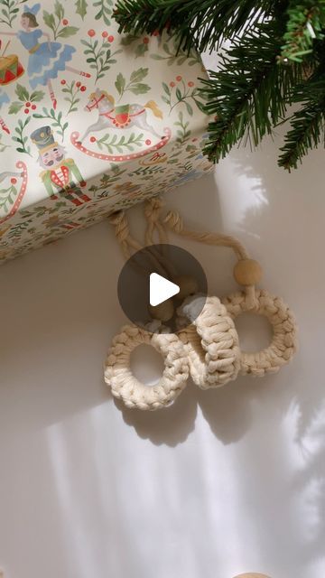 Macrame Ornaments Diy, Macrame Gifts, Ornaments Diy Christmas, Macrame Ornaments, Diy Keychains, Handmade Market, Dyi Projects, Braid Tutorial, Macrame Ideas