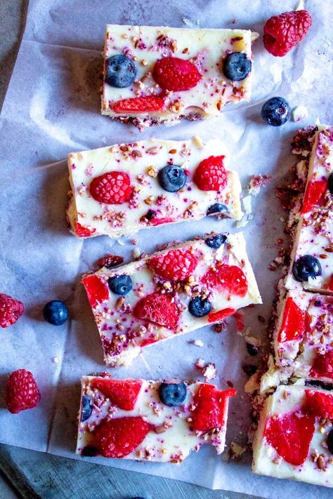 Freezer Yogurt, Yogurt Granola Bars, Fruit Granola Bars, Yogurt Ideas, Yogurt Parfait Bar, Granola Bar Recipe Chewy, Yogurt Granola, Protein Fruit, Healthy Snacks To Make