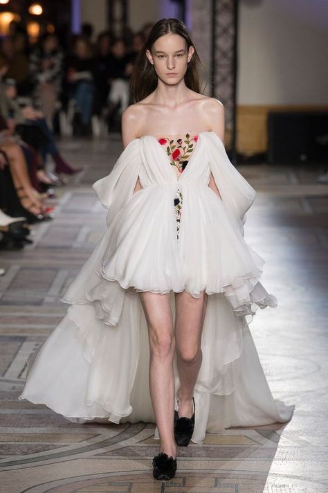 Prom Dresses Off The Shoulder, Giambattista Valli Couture, Giambattista Valli Haute Couture, Sweep Train Prom Dress, Mode Chanel, Couture Wedding Gowns, Couture Mode, فستان سهرة, Couture Week