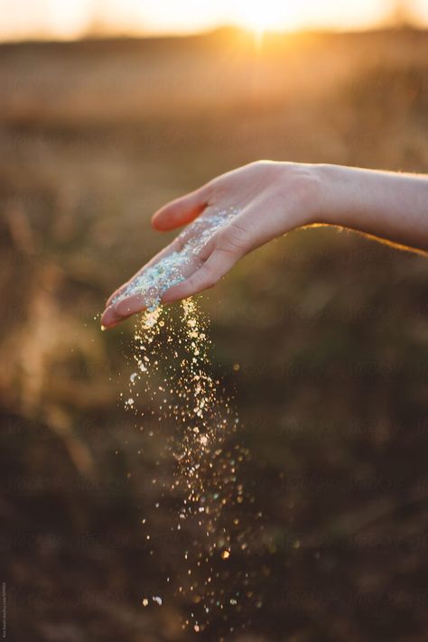 Hand Fotografie, Glitter Photo Shoots, Glitter Photography, Minimalist Street Style, Hand Photography, Pretty Makeup Looks, Glitter Photo, All That Glitters, Mellow Yellow