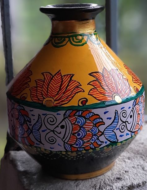 Madhubani Art On Pots, Madhubani Painting On Pot, Newspaper Craft, Painting Indian, Indian Arts, Pot Painting, Cold Porcelain Flowers, Pot Design, Flower Decorations Diy