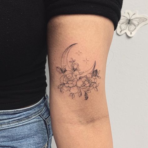 Moon And Sun Tattoo, Sun Tattoo Ideas, Tattoo Sonne, Maching Tattoos, Moon Sun Tattoo, Cowgirl Tattoos, Sun Tattoo Designs, Chic Tattoo, Men's Fashion Tips