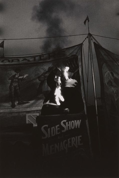 Diane Arbus: Fire Eater at a carnival Diana Arbus, Fire Eater, Diane Arbus, San Francisco Museums, Museum Displays, Science Museum, Lower East Side, Coney Island, Museum Exhibition