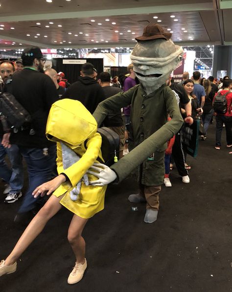 Coustems Ideas Anime, Funny Cosplay Ideas, Horror Cosplay Ideas, Little Nightmares Costume, Little Nightmares Cosplay, Cool Cosplays, Six Cosplay, Lil Nightmares, Gaming Cosplay