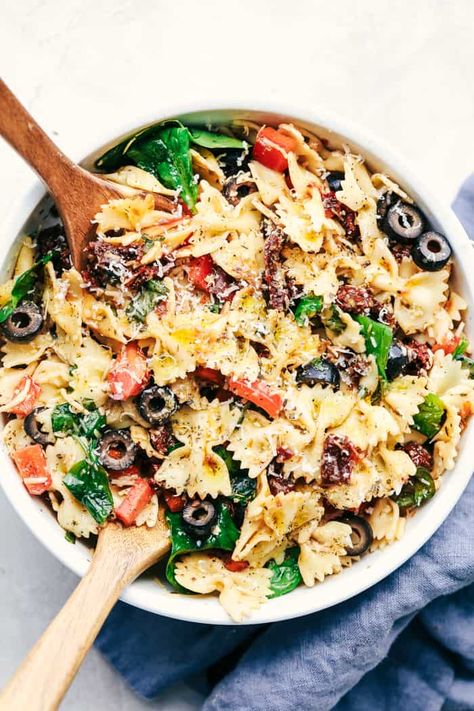 Tuscan Pasta Salad | The Recipe Critic Tuscan Pasta Salad, Shrimp Parmesan Pasta, Garlic Parmesan Shrimp, Tuscan Pasta, Resep Pasta, Resep Salad, Easy Pasta Salad Recipe, Recipe Critic, Salad Pasta