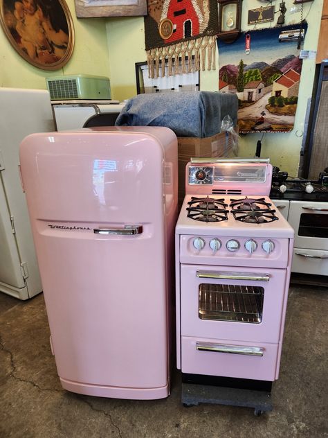 Pink Oven Vintage Stoves, 1950s Stove Vintage Appliances, Pink Refrigerator Kitchen, Pink Stove Range, Pink Tiny House Interior, Small Stoves For Tiny Houses, Painted Kitchen Appliances, Pink Kitchenette, 50s Fridge