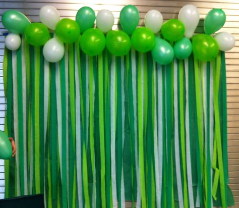 This is something I did for our School Spirit Dance! REALLY easy. It's streamers taped in a line with butcher paper underneath and balloons to cover the tape! SO easy! School Dance Backdrop Ideas, School Gym Dance Decorations, Homecoming Dance Decorations Gym, School Dance Ideas Decoration, Homecoming Decorations Dance, Middle School Dance Decorations, School Spirit Decor, Hoco Hallway Decorations, Homecoming School Decorations