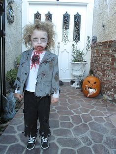 Kids Zombie Makeup Boys, Toddler Zombie Costume, Boy Zombie Costume, Kids Zombie Makeup, Maquillage Halloween Zombie, Zombie Costume Kids, Diy Costumes Kids Boys, Zombie Kid, Kid Costume