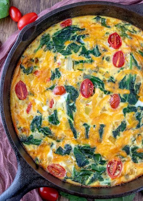 Overhead photo of finished baked vegetable frittata in cast iron skillet Frittata Breakfast, Fritata Recipe, Vegetable Frittata Recipes, Easy Frittata, Vegetable Frittata, Iron Skillet Recipes, Breakfast Recipes Sweet, Cast Iron Skillet Recipes, Frittata Recipes