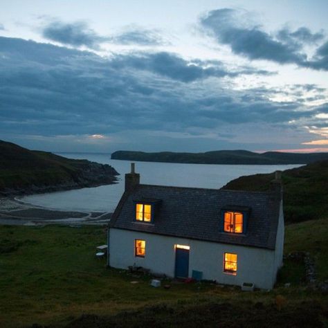 Scotland - photo via Ashly Muddy Shoes, London Weather, Magic Places, Cottage By The Sea, Arctic Ocean, 카드 디자인, English House, Cozy Cottage, Pretty Places