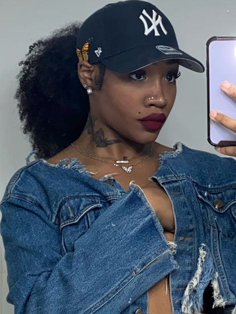 Girls With Fitted Hats, Fitted Hat Outfit Black Women, Ponytail With Hat, Yankee Hat Outfits Women, Hairstyles With A Hat, Fitted Hat Outfit, Hair Puff, Try On Hairstyles, Braids Hairstyles Pictures