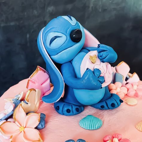 Stitch is zo populair ik heb al meerdere keren een leuke taart van hem mogen maken! Volgend jaar krijgt hij zelfs een live action movie! #Stichthemovie Deze keer heb ik een handgemaakt 3D Stitch van fondant gemaakt en ik vind hem wel heel schattig geworden en jullie? Stuur me een berichtje als jij ook een tof idee hebt voor wen taart bestelling! > 📧💞🙏🍰 #liloandstitch #liloandstitchcake #cutestitch #taartbestellen #taartinbrabant #denboschtaart #kindertaart #themataarten #verjaardagstaart... Live Action Movie, Action Movie, Lilo And Stitch, Live Action, Fondant, Cake