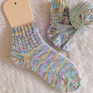 Mini-Zopfmuster für Socken | MASCHENFÜNKCHEN - Stricken und Häkeln für wollige Ideen Sock Knitting, Sock Knitting Patterns, Sock Patterns, Fair Isle, Knitting Socks, Knitting Patterns, Socks, Yarn, Knitting