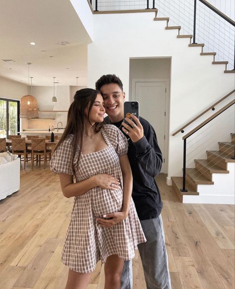 Jess And Gabe, Jess Conte, Cute Pregnancy Pictures, Maternity Photo Outfits, Pretty Pregnant, Cute Maternity Outfits, Fasion Outfits, Pregnant Couple