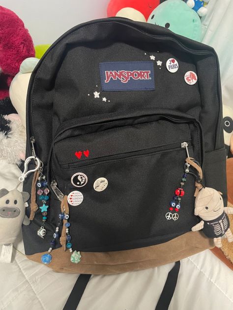 Jansport Black Backpack, Jansport Bag With Pins, Cute Ways To Decorate Your Backpack, Jansport Backpacks Decoration, Black Backpack With Pins, School Bag Jansport, Backpack Accessories Aesthetic, Bookbag Decorations, Backpack Ideas Aesthetic