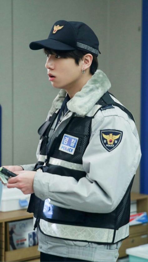 lil cutie policeman♡ Spirit Fanfic, Bts History, Jungkook Oppa, Policeman, Bts Members, Jungkook Cute, Foto Jungkook, Muscle Men, Sport Running