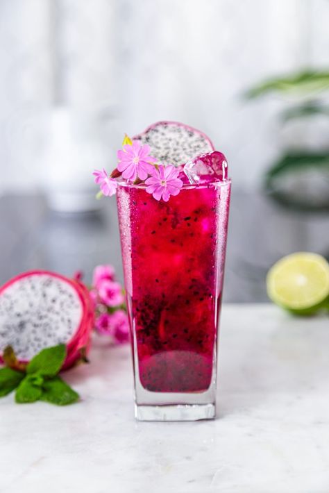 Dragon Fruit Mocktail Recipe, Berry Mojito, Mojito Ingredients, Red Dragon Fruit, Mojito Cocktail, Mixed Drinks Alcohol, Yummy Alcoholic Drinks, Refreshing Drinks Recipes, Mojito Recipe