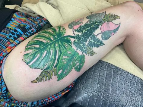 Leaves Tattoo Color, Philodendron Tattoo, Alocasia Tattoo, Botanical Tattoo Design, Jungle Tattoo, Earthy Tattoos, Green Tattoos, Plant Tattoo, Floral Tattoo Sleeve