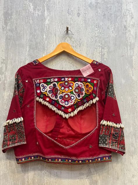 Bavaliya Work Blouse, Bavaliya Work, Navratri Blouse, Exclusive Saree Blouse Designs, Stylish Prom Dress, Lehenga Designs Simple, Traditional Blouse Designs, Blouse Design Images, New Blouse Designs