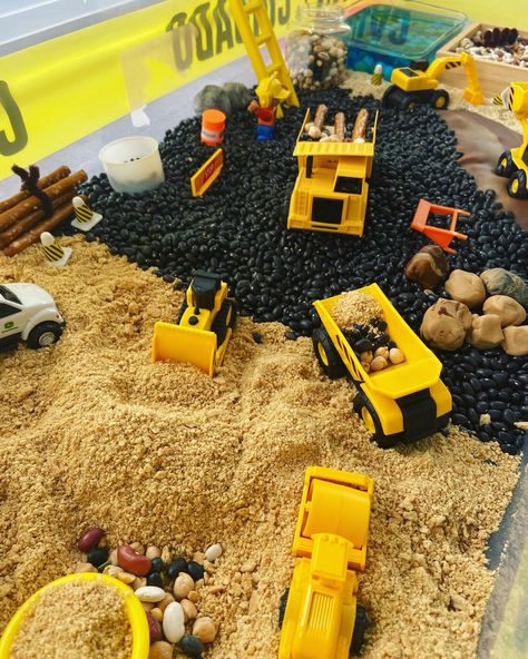 Construction site sensory bin with bulldozer, excavator, front end loader, dump truck, pond, gravel, logs, construction workers, rocks and mud. Preschool Construction, Toddler Sensory Bins, Sensory Tub, Baby Play Activities, Sensory Activities Toddlers, Nursery Activities, Construction Activities, Toddler Sensory, Baby Learning Activities