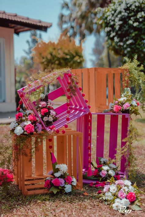 Photo of DIY decor with hand-painted wooden crates and flowers. Dholki Ideas, Wooden Crates Wedding, Wedding Crates, Pink Wedding Details, Crate Decor, Mehendi Decor Ideas, Diy Wooden Crate, Mehndi Ceremony, Mandap Decor