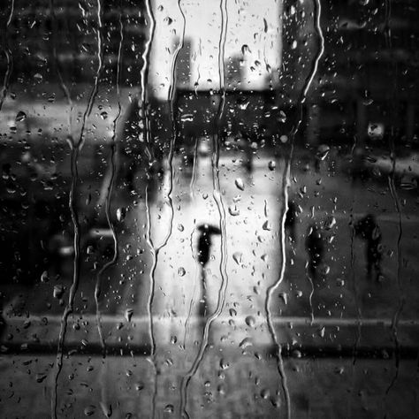 Do you avoid taking photos in the rain, snow, and fog? This tutorial shows you how to take incredible iPhone street photos in bad weather! Bad Weather Photography, Fog Photography, Weather Photography, Photography Tips Iphone, Reflection Photos, Photography School, Snow Photography, Bright Background, Weather Photos