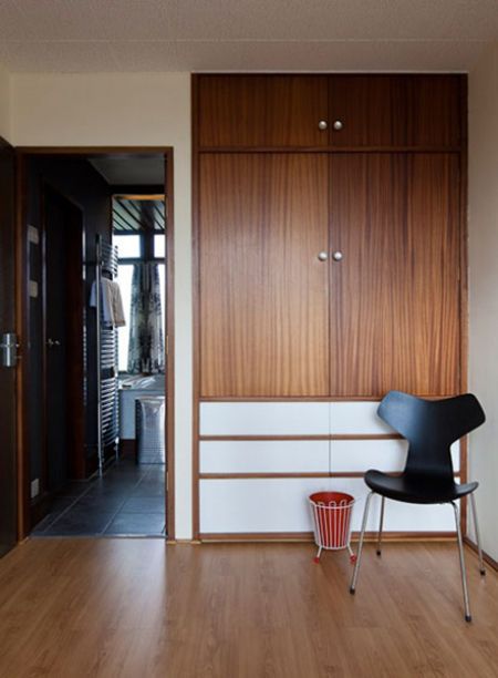 openhouse-magazine-english-heritage-arcitecture-farnley-hey-house-by-peter-womersley-1954-pennines 10 Mcm Closet, Bedroom Cupboard Ideas, Mid Century Remodel, Bedroom Built In Wardrobe, Built In Dresser, Modern Cupboard, Mid Century Interior, Mcm House, Built In Cabinet