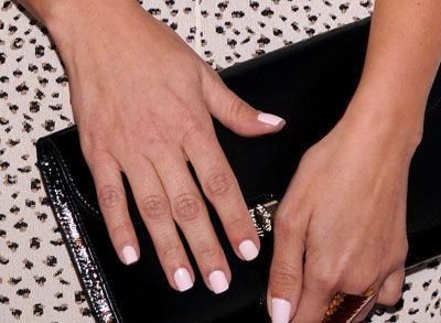 Awwww...Kim Kardashian And Her Mom Wore Matching Nail Polish Last Night Kim Kardashian Nails Short, Kim K Nails, Celeb Nails, Kim Kardashian Nails, Nails 2000s, Kardashian Nails, Pink White Nails, Nail Bracelet, January Nails