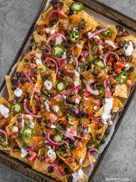 Black Bean Nachos, Bean Nachos, Baked Nachos, Vegetarian Nachos, Baked Beans Recipe, Nachos Recipe Easy, Nachos Recipe, Beans Recipe, Cooking On A Budget