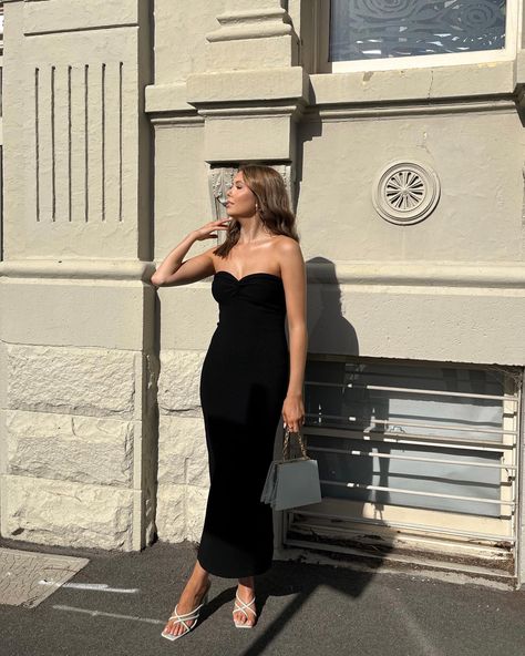 girl wearing black midi dress she has green strapping heels on and a matching shoulder bag Long Tube Dress, Vacation Dresses Beach, Split Sweater, Long Dresses Elegant, Split Long Dress, Dress Stores Online, Strapless Maxi, Maxi Robes, Bodycon Dress Parties