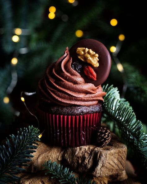 Christmas Gift Photography, Christmas Food Photography, Winter Cupcakes, Cupcake Photography, Baking Photography, Christmas Cake Designs, Food Photoshoot, Dessert Photography, Gourmet Cupcakes