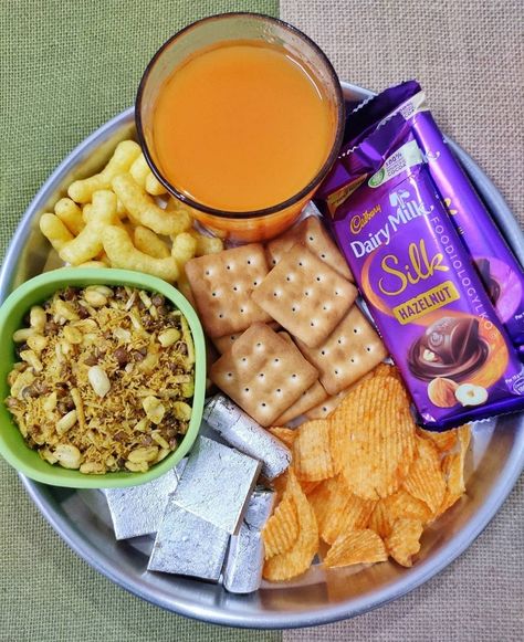 Indian Snacks Aesthetic, Evening Snacks Indian, Cooking Soul Food, Delicious Food Image, Indian Food Photography, Bengali Food, Snack Platter, Vegetarian Fast Food, Sleepover Food